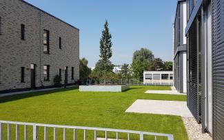 The low level of the doors requires a green roof system with a build-up that is not too high. The solution was the ZinCo system build-up “Roof Garden” with Aquatec®. © GRÜN+DACH / ZinCo Green roof with lawn